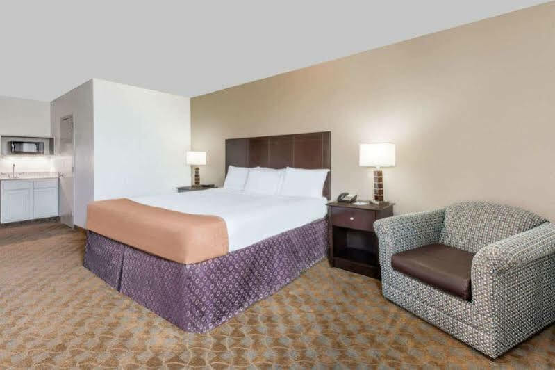 Surestay Plus Hotel By Best Western Lubbock Medical Center Exterior photo